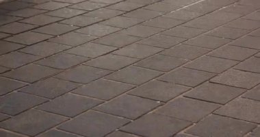 Dokulu kaldırımların yakın plan çekimleri, yüzey boyunca hareketin dinamik etkileşimini gösteren ayak yürüyüşlerini gözler önüne seriyor. Zaman aşımı, Seul, Güney Kore