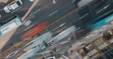 Kavşaklarda gezinen araçları gösteren, kentsel ulaşım sistemlerinin hareketini ve organizasyonunu vurgulayan yoğun trafiğin hava görüntüsü. Zaman aşımı, Seul, Güney Kore