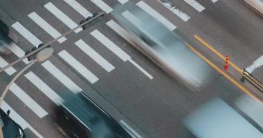 Araçlar hareketli bir şehir yaya geçidinde hareket ediyor, trafiğin dinamik akışını ve yol işaretleriyle arabaların etkileşimini vurguluyor. Zaman aşımı, Seul, Güney Kore