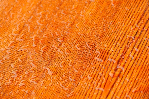 Textura de madeira polida brilhante com gotas de água — Fotografia de Stock