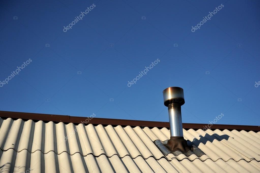 Труба на крыше. Крыша шифер дымоход. Крыша шифер дымоход. Дымоход в шиферной крыше. Кирпичная труба на крыше.