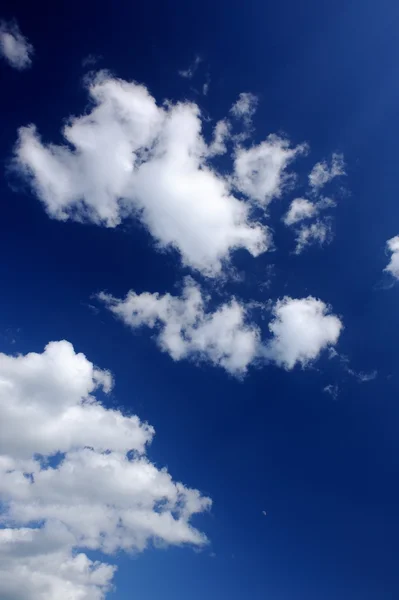 Gyönyörű kék ég, fehér felhőkkel — Stock Fotó
