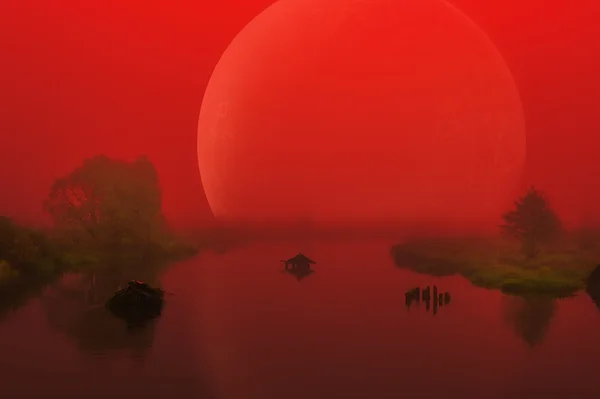 Grande planète extraterrestre rouge au-dessus de Foggy River — Photo