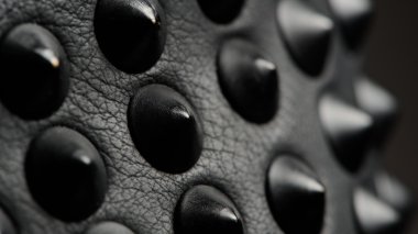 Siyah deri sivri (16:9 en boy oranı)