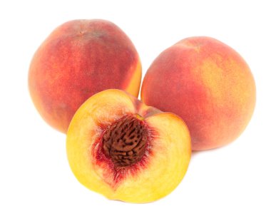 Şeftaliler beyaz arkaplanda izole edilmiş