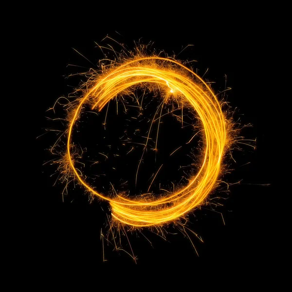 Игристый огненный круг на черном фоне — стоковое фото