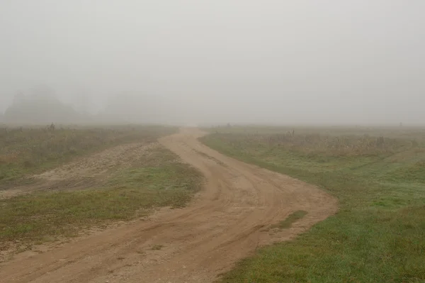 Leere Feldwege auf dem Land an nebligem Morgen — Stockfoto