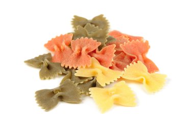 Beyaz arka plan üzerinde izole renkli Farfalle (papyon) makarna
