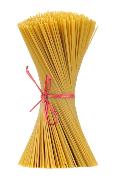 Неприготовленные спагетти из цельного пшеницы, завязанные в пакет, изолированные на белом фоне — стоковое фото