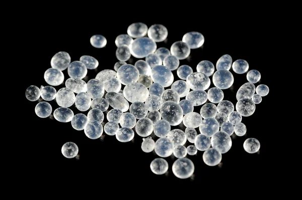 Silica Gel (vocht Absorber) korrels op zwarte achtergrond — Stockfoto