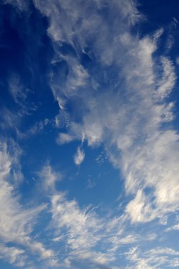 mavi gökyüzünde güzel cirrus bulutlar