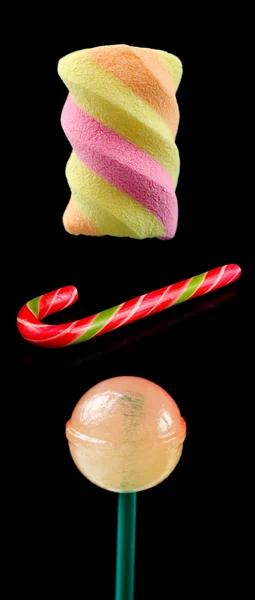 Marshmallow, riet van het suikergoed en Lollipop op zwarte achtergrond — Stockfoto