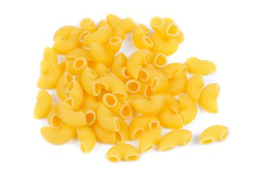 Beyaz arka plan üzerinde izole dirsek makarna (gomiti makarna)