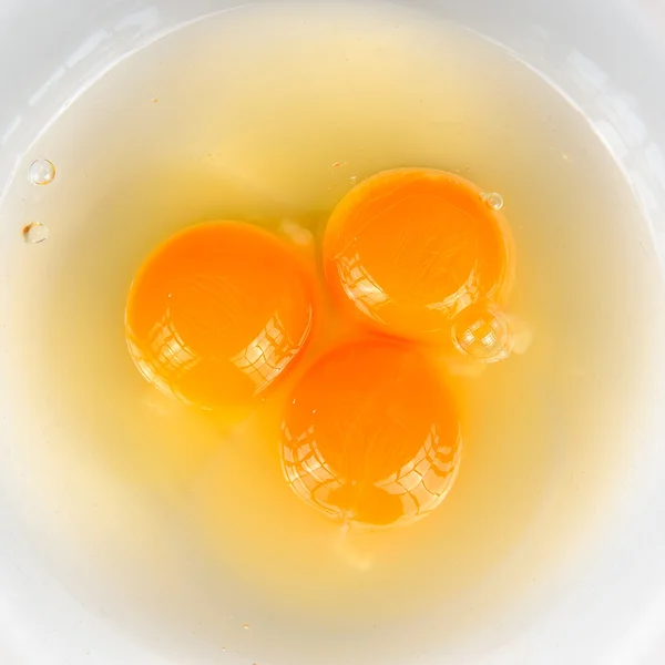三个鸡蛋在碗里 — 图库照片