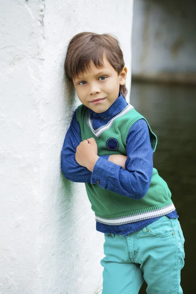 Modieuze kleine jongen buiten op de mooie zomerdag — Stockfoto