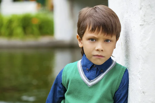 Fashionable little boy outdoor at the nice summer day — Stock Photo, Image