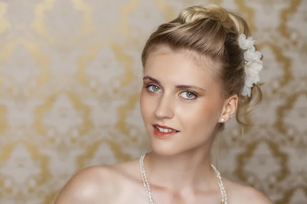 Jeune mariée avec belle coiffure de mariage — Photo