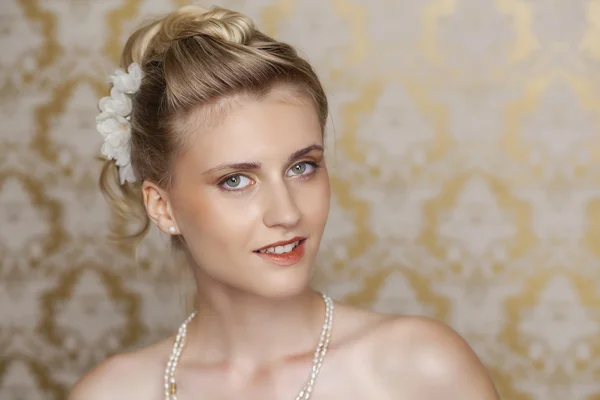 Young bride with beautiful wedding hairstyle — Stock Photo, Image