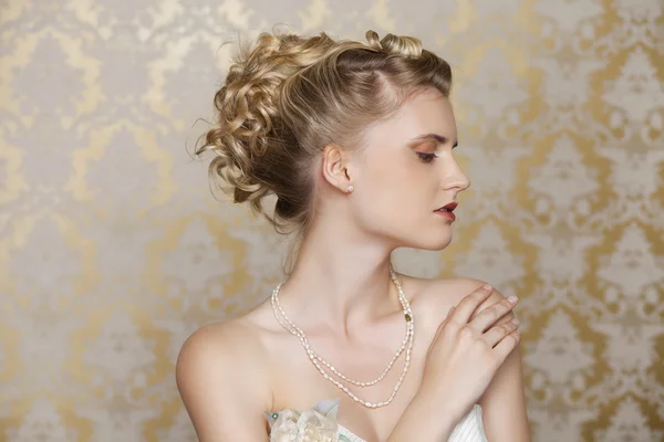 Young bride with beautiful wedding hairstyle — Stock Photo, Image