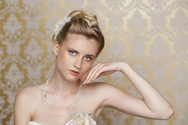 Young bride with beautiful wedding hairstyle — Stock Photo, Image