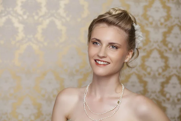 Jeune mariée avec belle coiffure de mariage — Photo