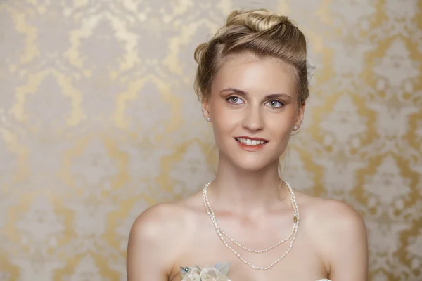 Jonge bruid met prachtige bruiloft hairstyle — Stockfoto