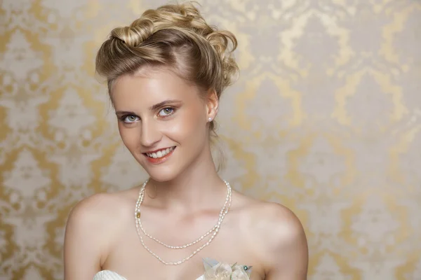 Novia joven con hermoso peinado de boda — Foto de Stock