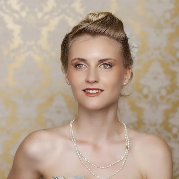 Fiatal menyasszony gyönyörű esküvői frizura — Stock Fotó
