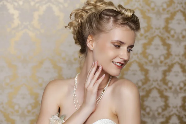 Jeune mariée avec belle coiffure de mariage — Photo