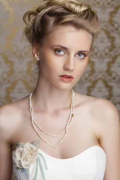 Fiatal menyasszony gyönyörű esküvői frizura — Stock Fotó