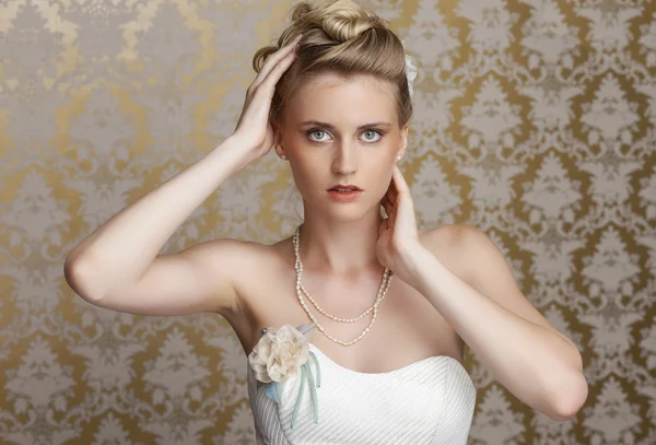 Young bride with beautiful wedding hairstyle — Stock Photo, Image