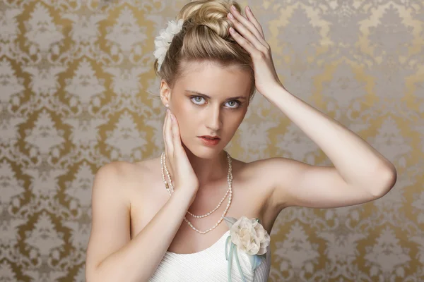 Young bride with beautiful wedding hairstyle — Stock Photo, Image