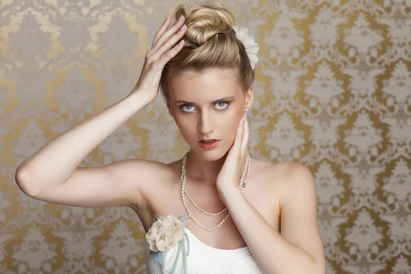 Young bride with beautiful wedding hairstyle — Stock Photo, Image