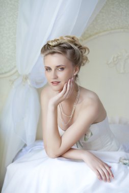 Beyaz gelinlik içinde güzel gelin 
