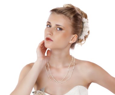 Genç güzel sarışın bir kadınla bir düğün saç modeli