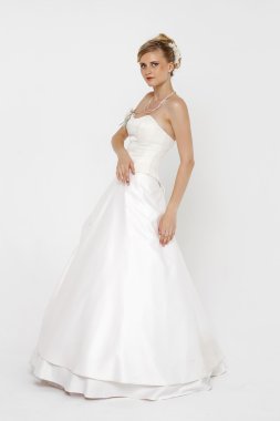 Muhteşem gelin düğün elbise üzerinde gri backg portresi