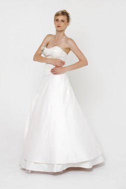 Muhteşem gelin düğün elbise üzerinde gri backg portresi