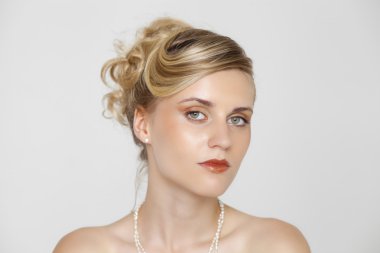 Genç güzel sarışın bir kadınla bir düğün saç modeli