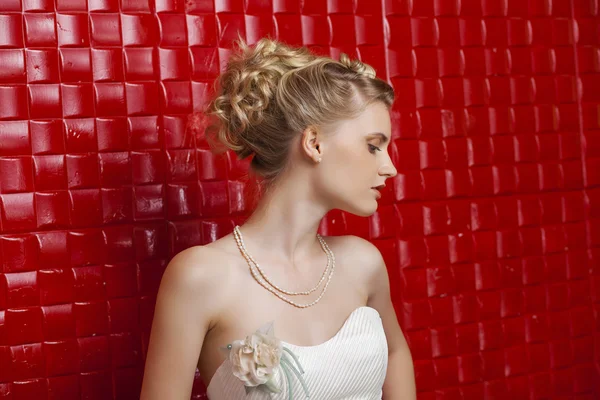 Portrait of gorgeous bride wearing wedding dress — Stock Photo, Image