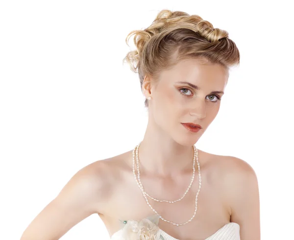 Genç güzel sarışın bir kadınla bir düğün saç modeli — Stok fotoğraf