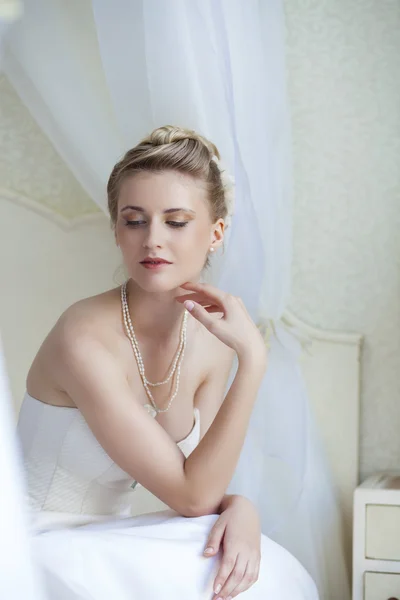 Hermosa novia en vestido de novia blanco —  Fotos de Stock