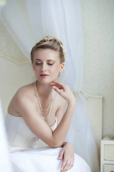 Bella sposa in abito da sposa bianco — Foto Stock