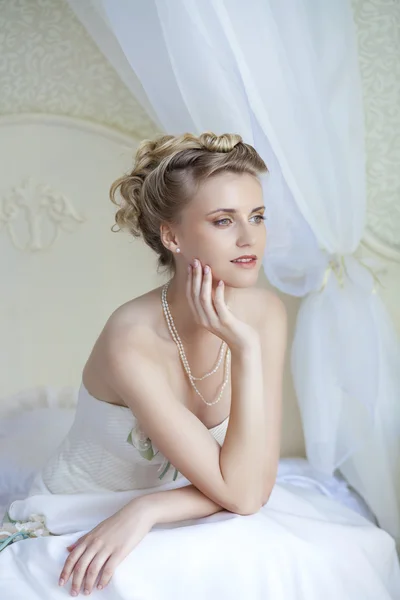 Belle mariée en robe de mariée blanche — Photo