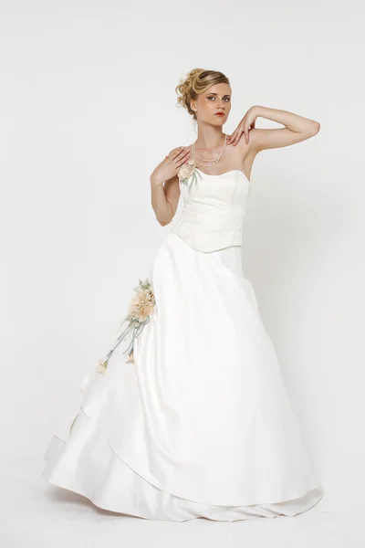 Ritratto di splendida sposa che indossa abito da sposa sopra la schiena grigia — Foto Stock