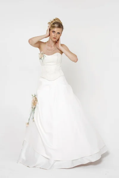 Retrato de novia hermosa con vestido de novia sobre respaldo gris —  Fotos de Stock