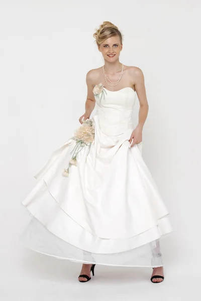 Portrait de mariée magnifique portant une robe de mariée sur fond gris — Photo