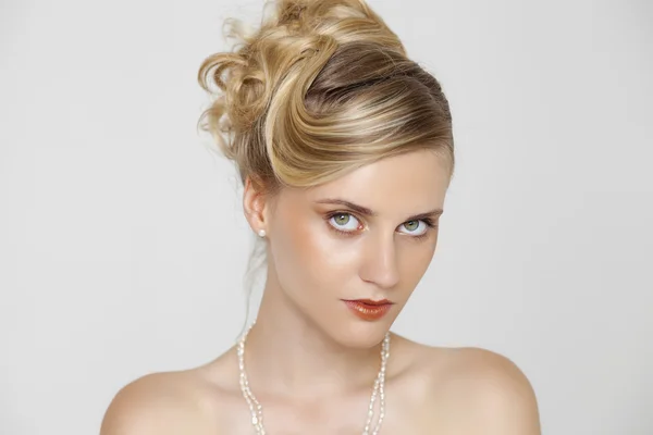 Jeune belle femme blonde avec une coiffure de mariage — Photo