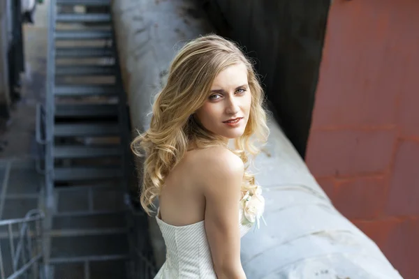 Mladá krásná světlovlasá žena v svatební šaty — Stock fotografie