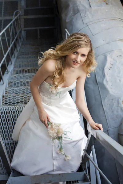 Jeune belle femme blonde en robe de mariée — Photo