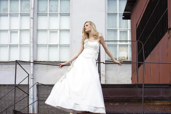 Jovem bela mulher loira em vestido de noiva — Fotografia de Stock